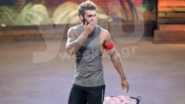 Ταξιδάκι για δύο στη Σαντορίνη - Τα φιλιά του Στάθη Σχίζα με την κόρη του στις διακοπές τους