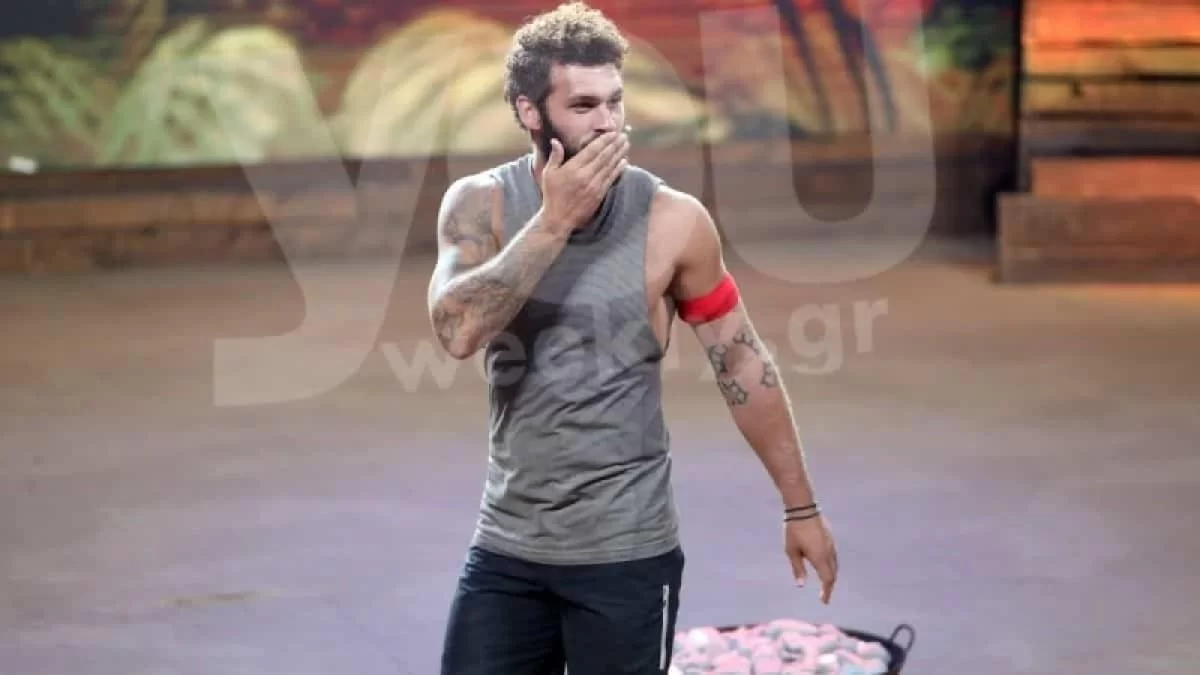 Ταξιδάκι για δύο στη Σαντορίνη - Τα φιλιά του Στάθη Σχίζα με την κόρη του στις διακοπές τους