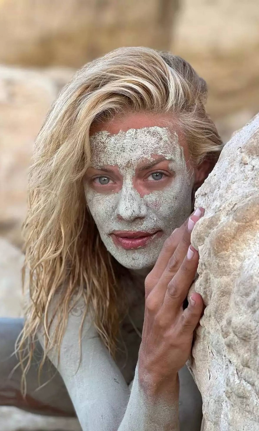 Καλυμμένη με άργιλο σε όλο της το κορμί η Ζέτα Μακρυπούλια