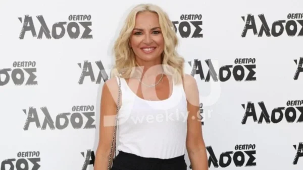 Με ριγέ μαγιό και κορμί λαμπάδα - Η Μαρία Μπεκατώρου πόζαρε στα καταγάλανα νερά με ιδιαίτερη παρέα