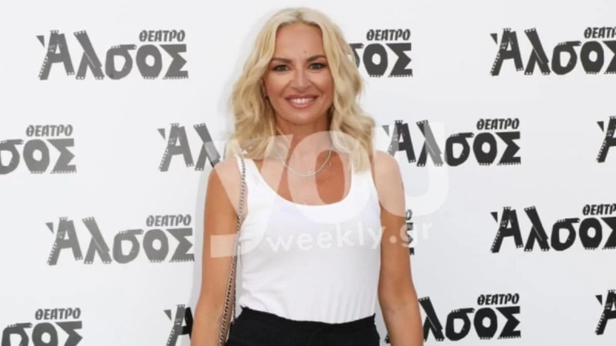 Με ριγέ μαγιό και κορμί λαμπάδα - Η Μαρία Μπεκατώρου πόζαρε στα καταγάλανα νερά με ιδιαίτερη παρέα