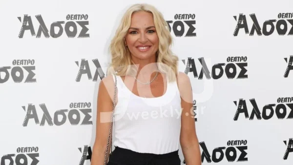 Την έλουζε ο ήλιος πάνω σε σκάφος - Η Μαρία Μπεκατώρου με χρυσό μπικίνι στη Σύρο