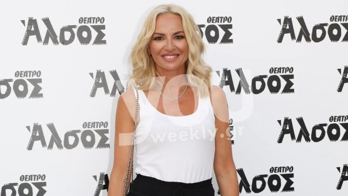 Την έλουζε ο ήλιος πάνω σε σκάφος - Η Μαρία Μπεκατώρου με χρυσό μπικίνι στη Σύρο