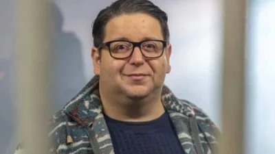 Καμία σχέση με τον Τόλη του Σασμού - Με κοντή βερμούδα και ψηλές κάλτσες ο Μπίρκος σε βραδινή του έξοδο