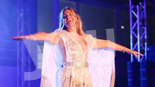 Με ελαφρύ μακιγιάζ και αέρινα ρούχα - Στο ησυχαστήριο της η Μποφίλιου στα διαλείμματα από την περιοδεία της