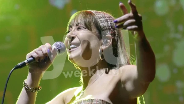 Με στενό φόρεμα που γυάλιζε από μακριά - Μέχρι και βεγγαλικά πέταξαν στην Πάτρα για τα γενέθλια της Μελίνας Ασλανίδου