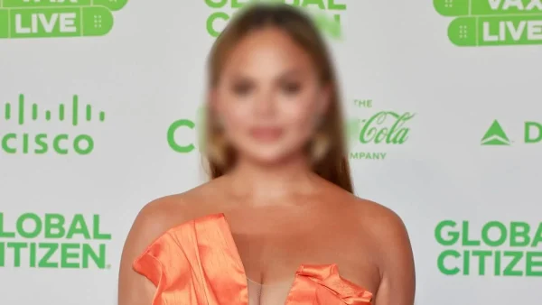 Πασίγνωστο μοντέλο ανακοίνωσε πως είναι έγκυος 2 χρόνια μετά την αποβολή του μωρού της - Πόζαρε με φουσκωμένη κοιλίτσα