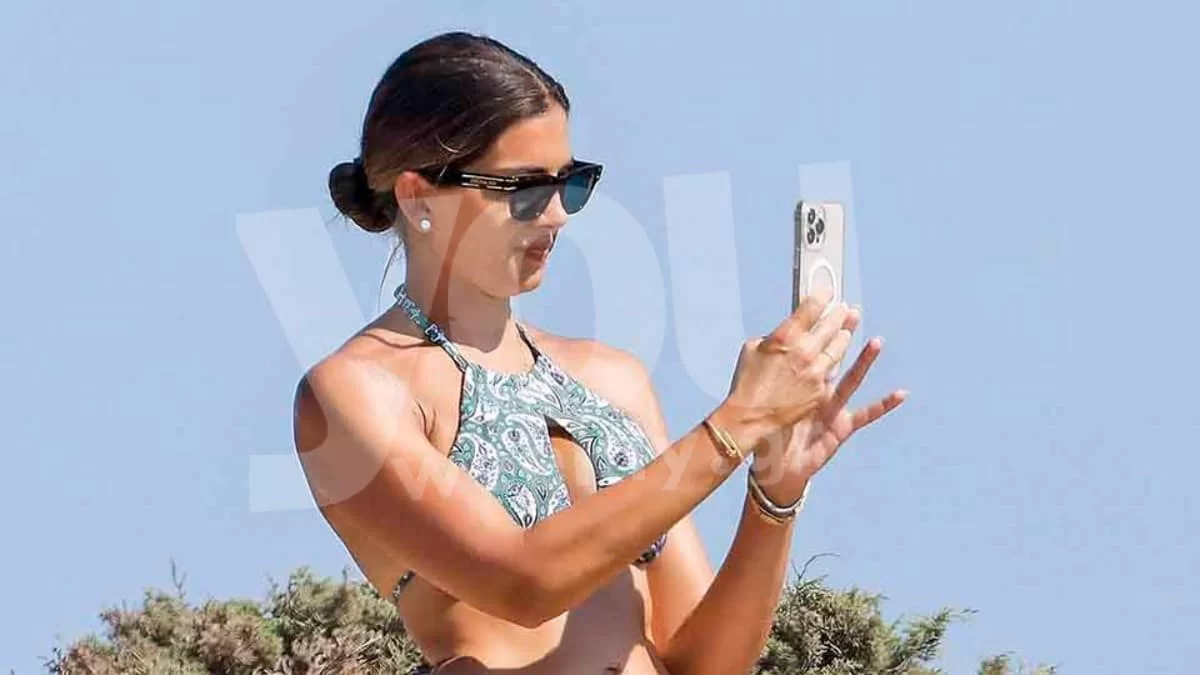 Η Νάγια και η Μαίρη έχουν μεγαλώσει πολύ - Η Σταματίνα Τσιμτσιλή με τις κόρες της και τα μαγιό τους σε παραλία της Πάρου