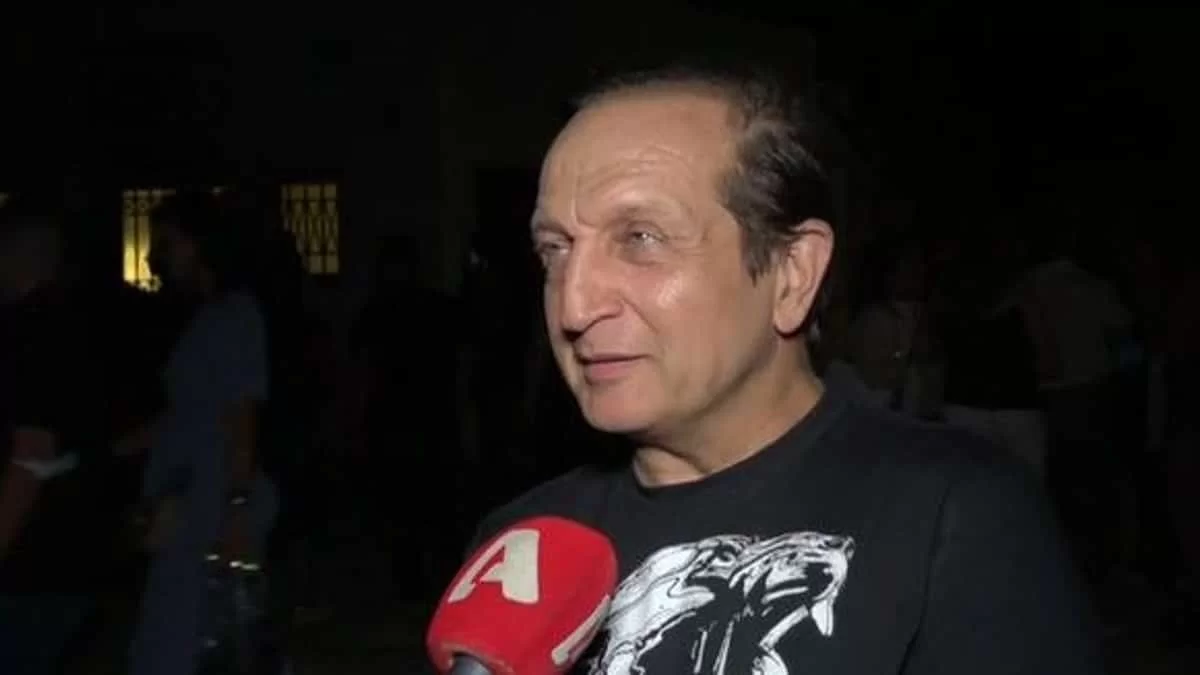 Με τα μαλλιά του να ανεμίζουν - Ο Σπύρος Μπιμπίλας φουλ ανανεωμένος σε βαρκάδα στην Βουλιαγμένη