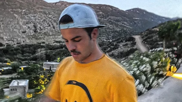 Στις διακοπές αγκαλιά με τη μητέρα του - Η τρυφερή φωτογραφία του Άγγελου Λάτσιου με την Ελένη Μενεγάκη