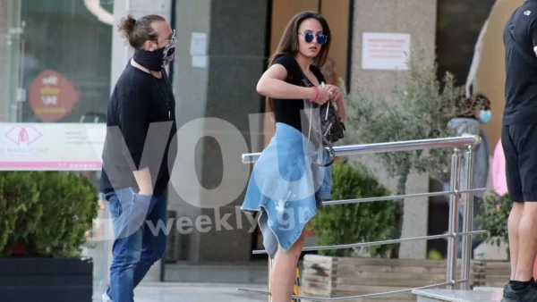 Στο καράβι για το νησί  - Ο Δάντης με αέρινο πουκάμισο και η Ασημίνα κατάμαυρη μέσα στο χαμόγελο