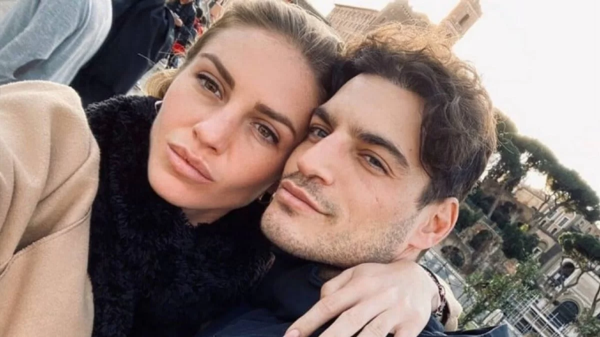 Ντυμένη στα λευκά η Κατερίνα Δαλάκα στο πλευρό του Δημήτρη Φιντιρίκου - Σημαντική έξοδος για το ζευγάρι στη Νέα Υόρκη