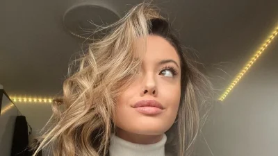 Με ροζ μπικίνι και μακρύ παρεό - Εντελώς άβαφη η Δανάη Λιβιεράτου μπροστά από την πισίνα