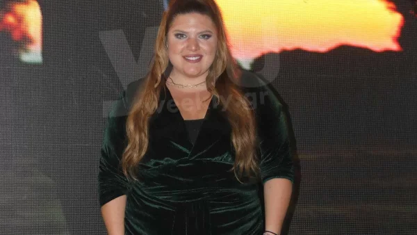 Ανανεωμένη και άκρως μαυρισμένη η Δανάη Μπάρκα: Επέστρεψε στο πλατό του MEGA με μια ευχή