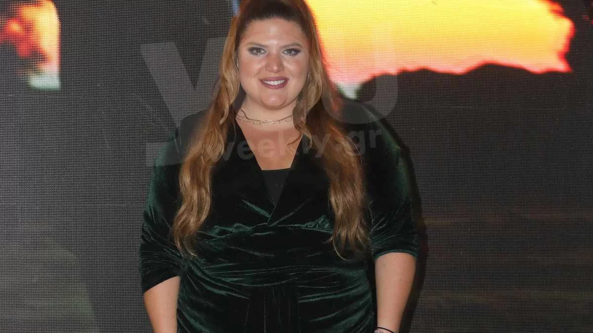 Ανανεωμένη και άκρως μαυρισμένη η Δανάη Μπάρκα: Επέστρεψε στο πλατό του MEGA με μια ευχή
