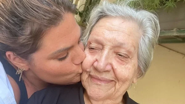 Δάκρυσε από το γέλιο το κοινό της - Το ξεκαρδιστικό βίντεο της Δανάης Μπάρκα με τη γιαγιά Τούλα στην Καλαμάτα