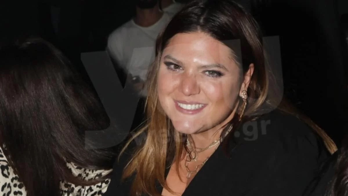 Η Δανάη Μπάρκα αλά γοργόνα πόζαρε στα καταγάλανα νερά με το μαγιό της - Το πραγματικό της πρόσωπο χωρίς φίλτρα