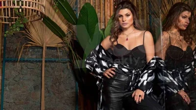 Καθισμένη οκλαδόν στα βότσαλα - Χαλαρή με το φλοράλ μαγιό της η Παππά λίγο πριν την έναρξη του Σασμού