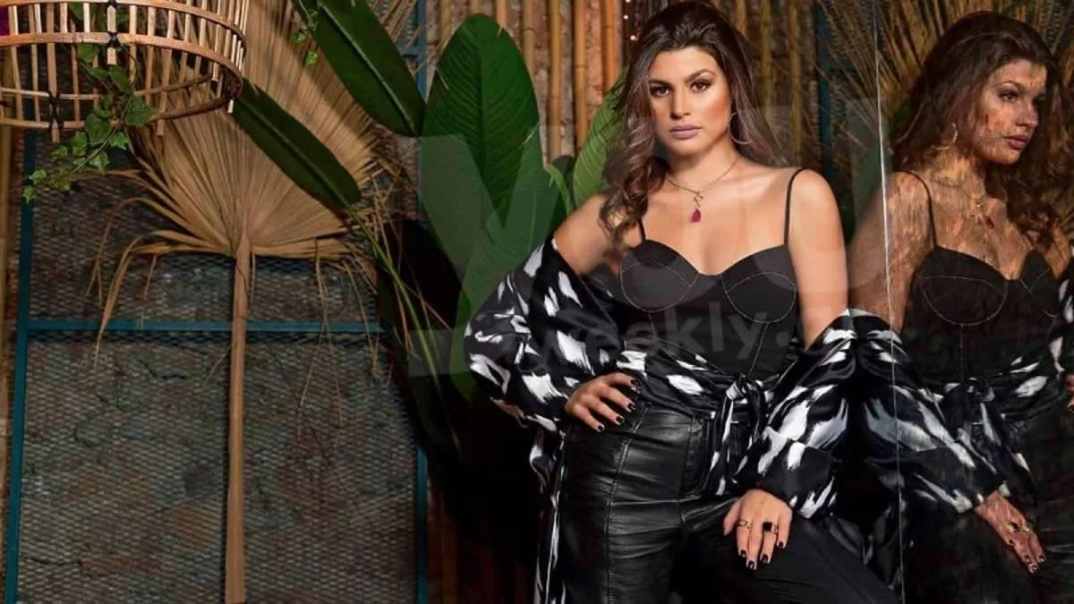 Καθισμένη οκλαδόν στα βότσαλα - Χαλαρή με το φλοράλ μαγιό της η Παππά λίγο πριν την έναρξη του Σασμού