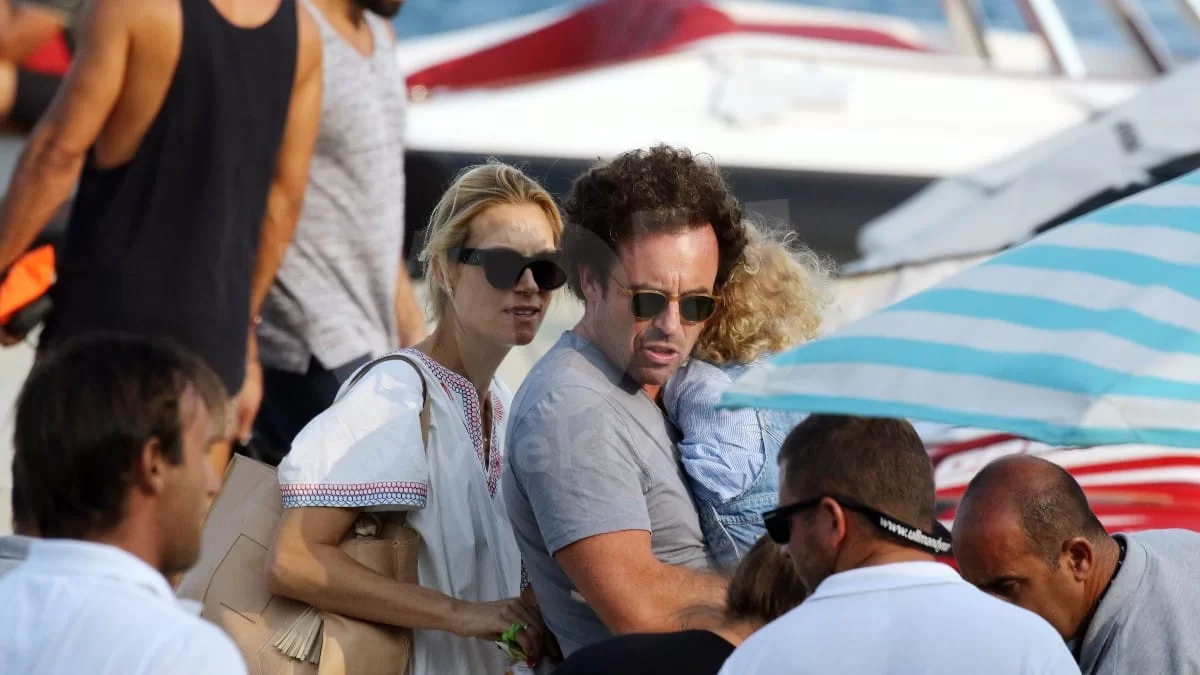 Όλη η παραλία χάζευε την Βίκυ Καγιά να τραβά φωτογραφίες τον Κρασσά και τα παιδιά τους - Περήφανη μητέρα