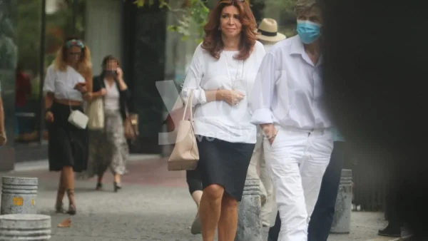 Μαυρισμένη με κοντό φόρεμα - Η Μιμή Ντενίση χαλαρώνει στο ησυχαστήριο της