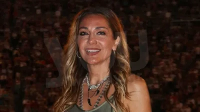 Αγναντεύει το πέλαγος τυλιγμένη με μια πετσέτα - Η φωτογραφία της Δέσποινας Βανδή από την Αντίπαρο