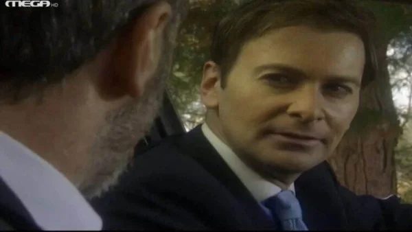 Με φράντζα και με γλυκό χαμόγελο - Αγνώριστος ο δικηγόρος Ερρίκος από τα «Μαύρα Μεσάνυχτα»