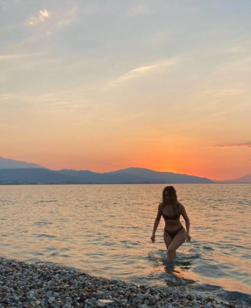 Η Ντόρα Μακρυγιάννη βγαίνει από τη θάλασσα