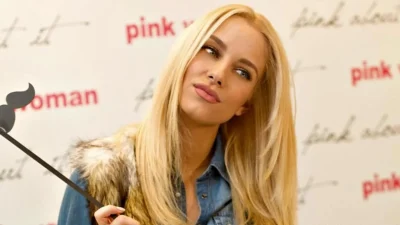 Ντυμένη στα λευκά και με όλο το πόδι έξω - Σούσουρο με τις νέες φωτογραφίες της Δούκισσας Νομικού