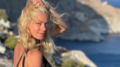 Με πράσινο ψάθινο καπέλο και ροζ μαγιό πόζαρε η Ζέτα Μακρυπούλια- Δεκάδες αντιδράσεις κάτω από την ανάρτησή της