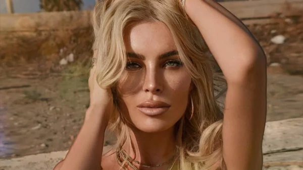 Η Κατερίνα Καινούργιου έγινε κουμπάρα - Έστρεψε όλα τα βλέμματα πάνω της με το συγκλονιστικό, maxi, πορτοκαλί φόρεμα που επέλεξε