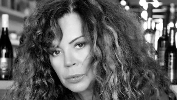 Σαν μικρό παιδί στην κούνια - Λάμπει από ευτυχία η Ελένη Δήμου στις διακοπές της στη Μυτιλήνη