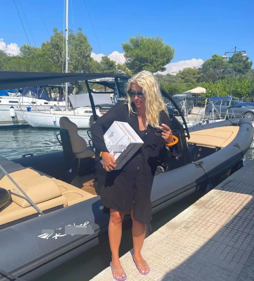 H Eλένη Μενεγάκη παρέλαβε σήμερα τα νέα της βιβλία