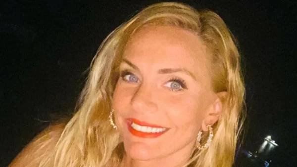 "Λάμπει" από ευτυχία η Έμυ Λιβανίου - Η σπάνια φωτογραφία της αγκαλιά με τα παιδιά της στη γιορτή της κόρης της