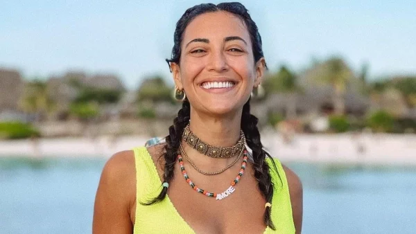 Σαν γοργόνα στην παραλία - Η Ευγενία Σαμαρά πόζαρε με το πορτοκαλί μαγιό της ξαπλωμένη στην άμμο