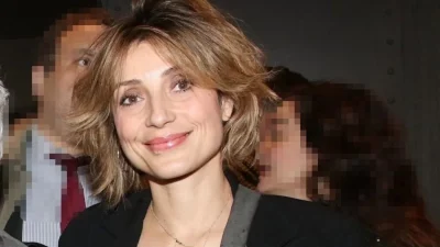 «Κάπως έτσι τον σκάω...» - Το παθιασμένο φιλί της Ευδοκίας Ρουμελιώτη στον σύζυγό της με φόντο το βροχερό Λονδίνο