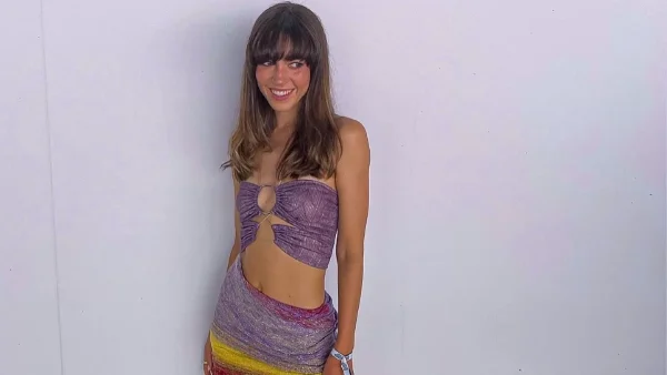 Φόρεμα με παγέτες, μωβ μπικίνι και τα απαραίτητα items για να αντιγράψεις ένα βραδινό και ένα beach look της Εβελίνας Σκίτσκο