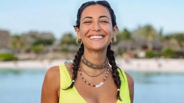 Σε τιρκουάζ νερά της Αφρικής - Άβαφη και ανανεωμένη η Ευγενία Σαμαρά από το ταξίδι με τον σύντροφό της