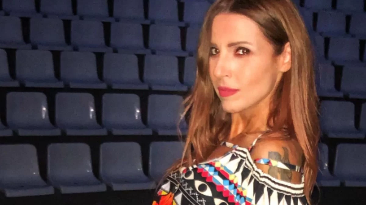 Κορμάρα στα 54 της η Ευρυδίκη - Με μαύρο μπικίνι μπροστά από την πισίνα η τραγουδίστρια