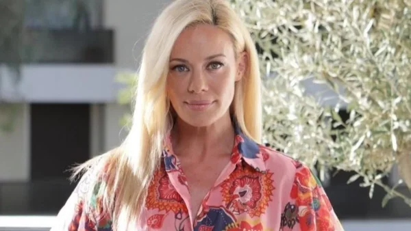 Δύο μέτρα τα πόδια της Ζέτας Μακρυπούλια - Χωρίς ίχνος ρετούς και επεξεργασίας