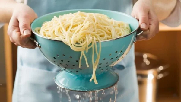 Μην ξανά ρίξετε κρύο νερό στα μακαρόνια όσο τα σουρώνετε - Μπορεί να...