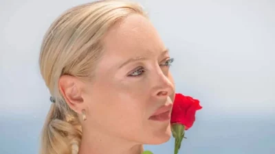 Με κοιλιακούς που "κόβουν την ανάσα" - Η Φαίη Ξυλά αναστατώνει τον πληθυσμό με την εμφάνισή της στα 47 της