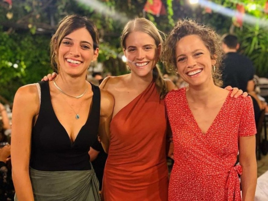 Χριστίνα Χειλά Φαμέλη, Δανάη Μιχαλάκη και Έλλη Τρίγγου μαζί μετά τις Άγριες Μέλισσες