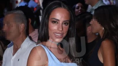 Κοιλιακοί που "βγάζουν μάτι" και δύο μέτρα πόδια - Φουλ ανανεωμένη η Μαρία Αντωνά στη Μύκονο