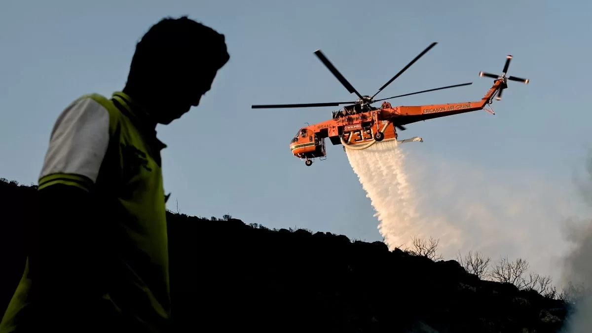 Φουντώνει η φωτιά στη Θάσο - Επιχειρούν με εναέρια μέσα