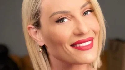 Αναπολεί τις διακοπές της ακόμα δεν γύρισε - Η Ελεονώρα Μελέτη με ολόσωμο λουλουδάτο μαγιό στην παραλία