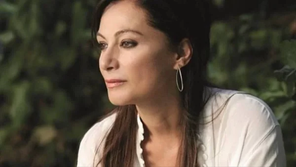 Δεν μας έχει συνηθίσει σε τέτοια - Η Φιλαρέτη Κομνηνού πόζαρε με το παρεό της με βρεγμένα μαλλιά και χωρίς ρετούς στα 63 της