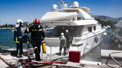 Φωτιά σε σκάφος στη Μαρίνα Φλοίσβου