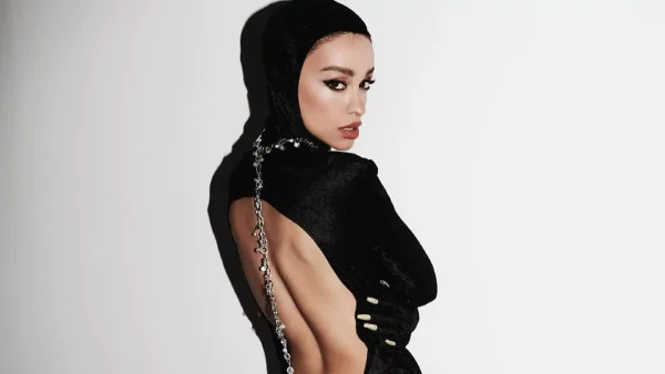 Πάλι παρέδωσε μαθήματα στιλ η Ελένη Φουρέιρα στην παραλία - Το see through, με κοψίματα φόρεμα της