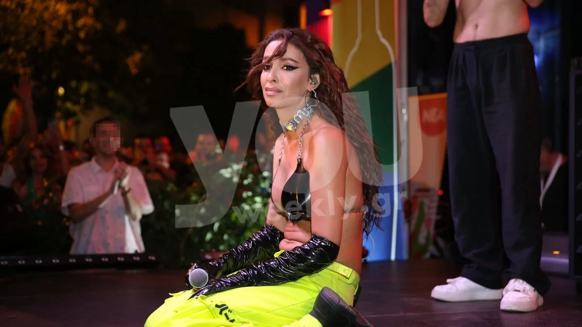 Τέντωνε την κοιλιά της καθισμένη πάνω σε βράχια - Με πράσινο μπικίνι η Φουρέιρα στις διακοπές της